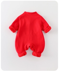 Detaillierte Flachbildansicht des roten Baby-Stramplers aus Baumwolle mit Rippbündchen
