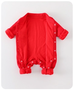 Detail eines roten Baby-Winter-Stramplers mit Druckknöpfen und Baumwolltextur