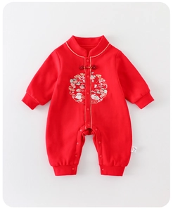 Detailansicht eines roten Baby-Stramplers mit chinesischen Knotenknöpfen und Stickerei