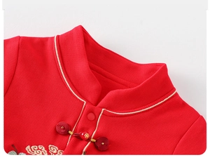 Detail eines traditionellen chinesischen Baby-Stramplers mit rotem Stoff und Stickerei