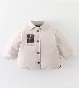 Détails du col d'une veste d'hiver pour bébé avec poche à carreaux et poignets côtelés