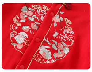 Detail der Stickerei mit Kaninchen und Pfirsich auf rotem Baby-Winteroverall im China-Stil