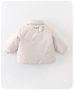 Vue détaillée du dos d'un manteau d'hiver bébé avec décor boule et broderie
