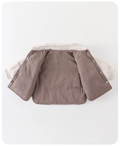 Détails de la doudoune d'hiver pour bébé avec tissu coupe-vent et poignets côtelés