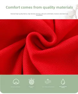 Vue macro détaillée du tissu en maille côtelée rouge pour barboteuse nouveau-né