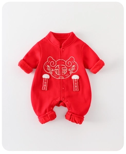 Détail d'une barboteuse d'hiver rouge pour bébé avec broderie chinoise et caractère Fu
