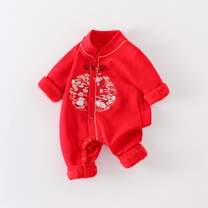 Traditioneller chinesischer Baby-Strampler in Rot mit Blumenstickerei und Knöpfen