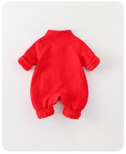 Vue arrière d'un barboteuse rouge pour bébé avec poignets et chevilles côtelés