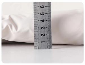 Vue détaillée de la couche isolante de 6 cm du manteau d'hiver mesurée avec règle