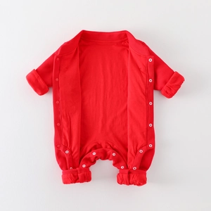 Roter langärmeliger Baby-Strampler aus Baumwolle mit Rippstruktur und Druckknöpfen