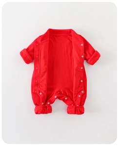 Détail de la barboteuse d'hiver rouge pour bébé avec boutons-pression et maille douce