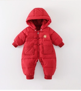 Détail de la combinaison d'hiver rouge pour bébé avec boutons et patch doré Fu
