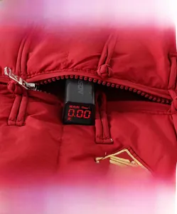 Test de fluorescence sur grenouillère matelassée rouge avec boutons chinois et broderies