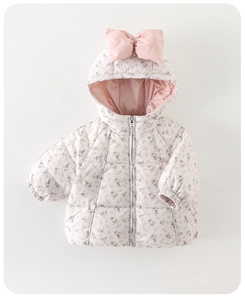 Detalle de chaqueta de invierno floral para bebé con lazo rosa grande y estampado