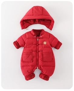 Détail d'une combinaison bébé rouge avec nœuds chinois et symbole de chance Fu