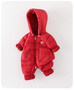 Détail de cette barboteuse bébé rouge avec nœuds chinois et écusson du caractère Fu