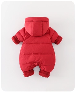 Combinaison de ski rouge pour bébé avec capuche, design matelassé et poignets côtelés