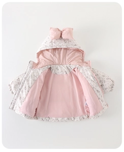Detalle de chaqueta con capucha para bebé niña con estampado floral y lazo rosa