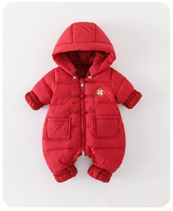 Détail de la combinaison bébé rouge avec broderie Fu dorée et boutons chinois traditionnels