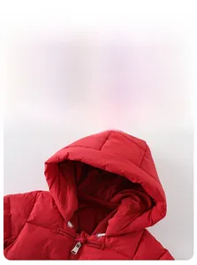 Détails de la combinaison d'hiver rouge pour bébé avec fermeture éclair et boutons chinois
