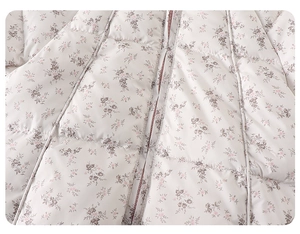 Primer plano de tela floral acolchada con costuras limpias en una chaqueta de bebé