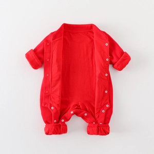 Barboteuse festive rouge en maille à manches longues avec boutons blancs pour nouveau-nés