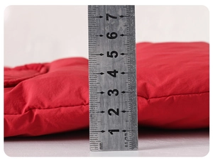 Détail montrant l'épaisseur de 4cm de la combinaison d'hiver rouge pour bébé isolée
