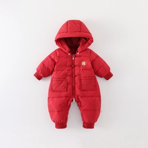 Combinaison duvet bébé rouge pour l'hiver avec capuche et broderie Fu chinoise