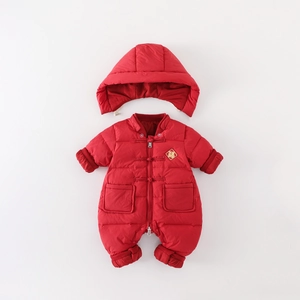 Combinaison de neige bébé rouge en duvet avec motif Fu traditionnel et capuche