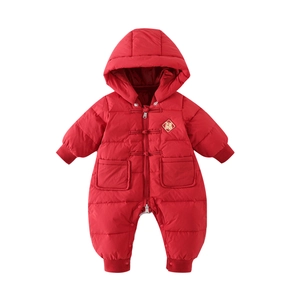 Combinaison en duvet pour bébé rouge avec capuche et broderie traditionnelle d'hiver