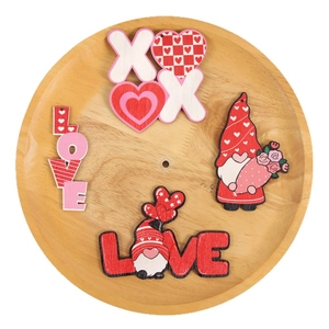 Décorations de gnomes en bois et cœurs LOVE sur un plateau rond pour la Saint-Valentin