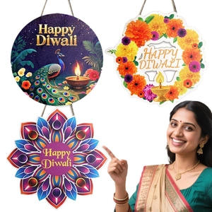 Set di decorazioni sospese Happy Diwali in legno con motivi di calendula e pavone