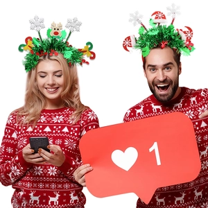 Détail de serre-têtes de Noël festifs avec renne et flocons sur des modèles