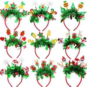 Detalle de nueve diademas navideñas festivas con astas de reno y motivos clásicos de navidad