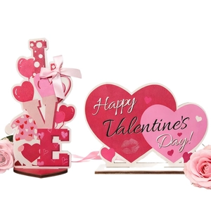 Lettres LOVE en bois et cœurs de Saint-Valentin rouges et roses pour table