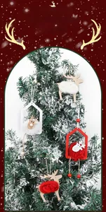 Détail de suspensions de Noël en bois avec cerf et pompons en fourrure rouge