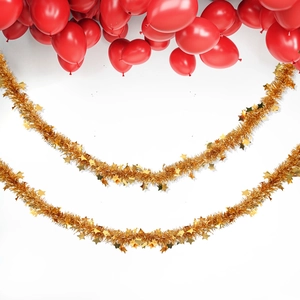 Détail de guirlande de Noël dorée de 2m avec petites étoiles et ballons festifs rouges