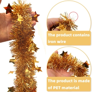 Détail macro de la guirlande de Noël dorée de 2 m avec étoiles et structure interne en fil