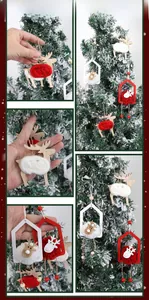 Vue détaillée des ornements rennes de Noël en bois avec pompon rouge et corde de jute