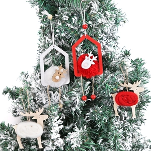 Ensemble d'Ornements Suspendus en Bois de Renne de Noël Pendentif Maison de Boule de Peluche de Cerf Rouge Blanc Décor de Fête