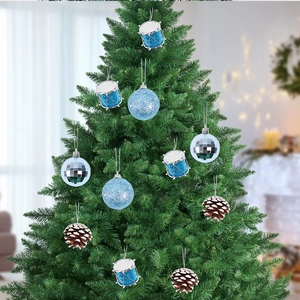 Détails de boules bleues pailletées et de pommes de pin pour décoration de sapin