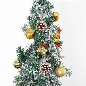 Vue détaillée d'ornements de Noël incluant cloches dorées, pommes de pin et cadeaux