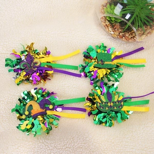 Detail von vier Karneval-Haarspangen mit Glitzerhüten und lila Masken für Mardi Gras