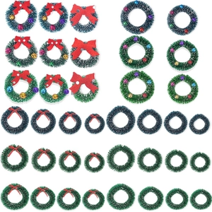 Miniatuur kerstkransen set met kleurrijke bellen en rode strikken voor DIY decoratie