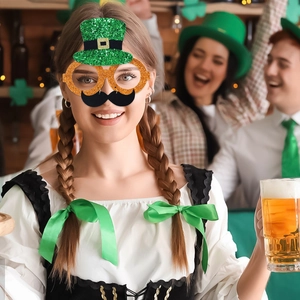 Détail des lunettes de fête Saint-Patrick avec chapeau vert et monture orange
