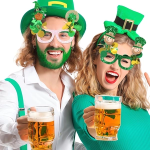 Détail de lunettes pailletées vertes Saint-Patrick et accessoires de fête chapeau Leprechaun