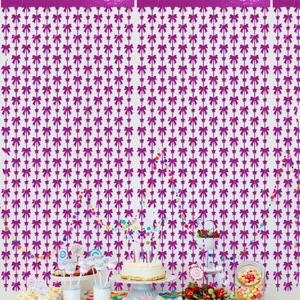 Détail du rideau de franges violet avec nœuds et étoiles pour décor de fête coquette