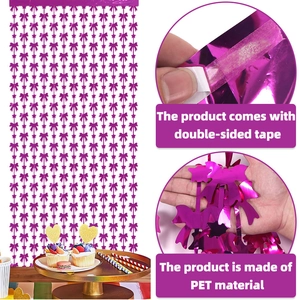 Détail du rideau à franges violet avec nœuds et étoiles et ruban adhésif pour fête