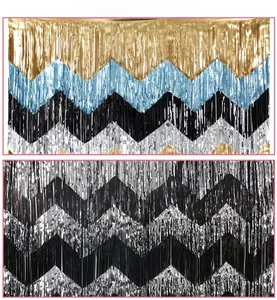 Dettaglio di tende a frange in alluminio a zigzag oro, blu, argento e nero per feste