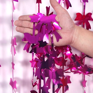 Gros plan du rideau scintillant rose avec étoiles et nœuds pour décoration de fête